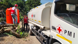 Dua Bulan Alami Kekeringan, Ratusan Warga Pakusari Jember Akhirnya Terima Bantuan Air Bersih