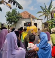 Sakit Hati Diduga Diselingkuhi, TKW di Bojonegoro Sewa Ekskavator Robohkan Rumah Hasil Kerja di Taiwan