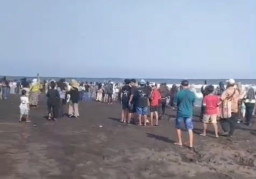 Detik-detik Bocah 10 Tahun Terseret Ombak di Pantai Cemara Getem Jember Viral, Berhasil Diselamatkan Warga