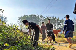 Akses Utama Rusak, Warga Kedungdung Sampang Patungan Rp 2 Juta per Rumah untuk Bangun Jalan Poros Desa