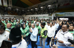 Gandeng Kemenko Pangan, Petrokimia Gresik Bagikan Sembako Gratis untuk Nelayan dan Ojol