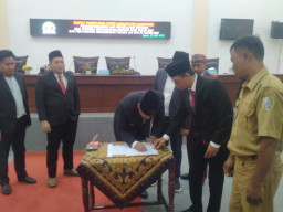 DPRD Sampang Gelar Rapat Paripurna Persetujuan Raperda APBD 2025 dan Rekomendasi Pansus LHP BPK RI