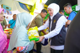 Gubernur Khofifah Gelar Pasar Murah di Pamekasan, Optimistis Perkuat Daya Beli Masyarakat dan Berdayakan UMKM