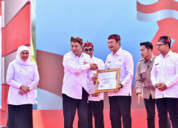 Sukses Majukan dan Kuatkan Koperasi-UMKM, Bupati Lamongan Raih Penghargaan Pembina Koperasi Andalan Jatim 2026