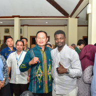 Bupati Yes Pasarkan Produk Lokal Lamongan ke Ratusan Mahasiswa Mancanegara Peserta Summer School UNAIR
