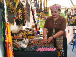 JFC 2026 Tak Hanya Karnaval, UMKM Dayak Kaltim Hadirkan Edukasi dan Pertukaran Budaya di Jember