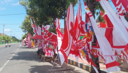 Menjelang HUT ke-81 RI, Pedagang Bendera Musiman Mulai Padati Jalan Protokol Sumenep