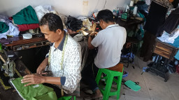 Tahun Ajaran Baru Jadi Musim Panen Penjahit Seragam, Sukrianto Kebanjiran Pesanan di Jember