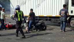 Truk Box Terguling di Simpang Empat Segoromadu Gresik Timpa Dua Motor, Tak Ada Korban Jiwa