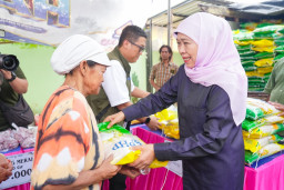 Gubernur Khofifah Gelar Pasar Murah ke-81 di Pasuruan, Jaga Inflasi Sekaligus Dongkrak UMKM Lokal