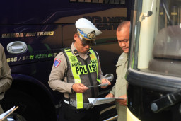 Libur Sekolah, Satlantas Polres Gresik Ramp Check Bus di Tol Surabaya-Mojokerto