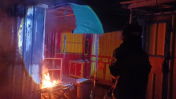 Diduga Tabung Gas Bocor, Kios Kontainer di Cerme Gresik Terbakar Usai Terdengar Ledakan