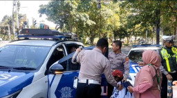 Orang Tua Panik Cari Anak, Satlantas Polres Gresik Antar Siswa SD Pulang dengan Selamat