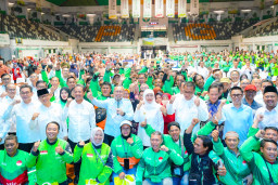 Khofifah dan Zulhas Salurkan 600 Paket Sembako untuk Ojol, Nelayan, dan Warga Rentan di Gresik