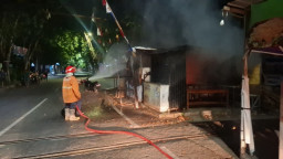 Dua Kebakaran Terjadi Dini Hari di Gresik, Lapak Nasi Goreng dan Rumah Warga Hangus, Tak Ada Korban Jiwa