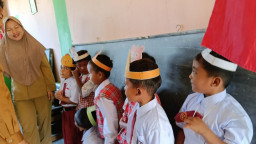Hanya Terima Tujuh Murid Baru, SDN Curahnongko 3 Jember Sambut MPLS dengan Bantuan Tas dan Sepatu