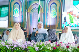 Khofifah Hadiri Idul Khotmi Nasional ke-234 Thoriqoh At-Tijaniyah di Sumenep, Ajak Jamaah Perkuat Iman dan Persaudaraan