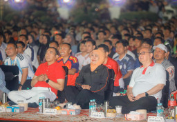 Ribuan Warga Padati Grahadi Nobar Final Piala Dunia 2026, Khofifah: Sepak Bola Perekat Kebersamaan