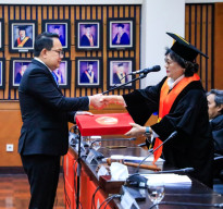 Sekdaprov Jatim Raih Gelar Doktor UI, Tawarkan Model PKH Produktif-Inklusif untuk Transformasi Perlindungan Sosial Indon