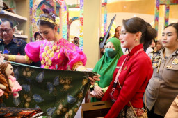 Arumi Bachsin Dorong Wastra Lebih Relevan dengan Generasi Muda