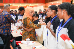 Gubernur Khofifah Terima 152 Murid ADEM Papua Bersekolah di Jawa Timur