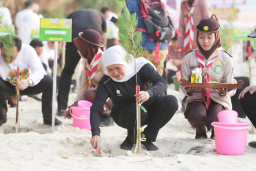 Dukung Indonesia Jadi Kiblat Dunia, Gubernur Khofifah Bareng Kaka Slank Tanam Mangrove di Tuban