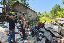 Mortir Temuan Pedagang Loak DImusnahkan Jibom Brimob Polda Jatim