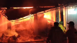 Tujuh Stan Pasar Agrobis Babat Ludes Terbakar, Kerugian Ditaksir Rp1 Miliar