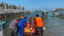 Tim SAR Temukan Jasad Sutris di Laut Grajagan, Satu Korban Perahu Terbalik Masih Hilang