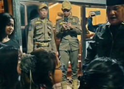 Terbongkar! Tiga Warkop di Telaga Ngipik Jadi Karaoke Ilegal, Satpol PP Gresik Segel Ruangan