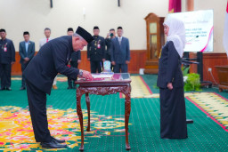 Gubernur Khofifah Lantik Enam Pejabat Pimpinan Tinggi Pratama Pemprov Jatim