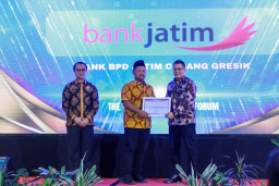 Bank Jatim Gresik Ukir Prestasi di Business Forum, Ini Penghargaan yang Diraih