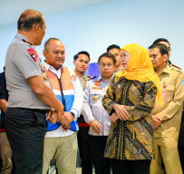Gubernur Khofifah dan Kapolda Jatim Turun Langsung Tinjau Posko Terpadu Kebakaran KMP Mutiara Sentosa II