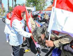 Sambut HUT ke-81 RI, Gubernur Khofifah Memberangkatkan Tim Bakti Negeri Anak Bangsa ke 22 Kabupaten/Kota di Jawa Timur