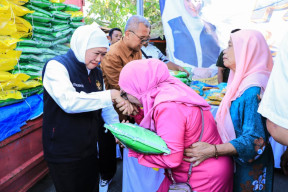 Gubernur Khofifah Komitmen Gencarkan Pasar Murah Jaga Daya Beli Masyarakat Pasuruan dan Sidoarjo