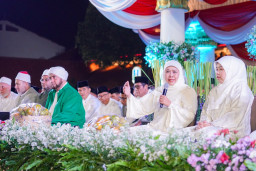 Sambut HUT ke-81 RI, Gubernur Khofifah dan Habib Syech Bersama Puluhan Ribu Masyarakat Lantunkan Dzikir dan Sholawat