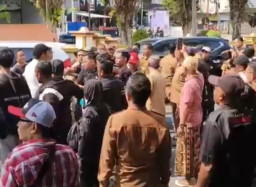Demo Tolak Pinjaman Rp786 Miliar di DPRD Jember Memanas, Massa Cekcok dengan Ratusan Kades