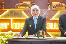Gubernur Khofifah Sampaikan Nota Keuangan Raperda P-APBD 2026, Target Pendapatan Jatim Naik Jadi Rp26,4 Triliun