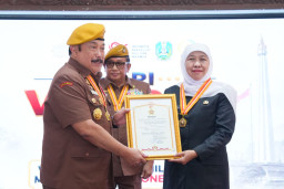 Gubernur Khofifah Terima Bintang LVRI di Harvetnas 2026: Perjuangan Hari Ini Lawan Kemiskinan dan Jaga Persatuan