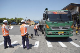 Targetkan 100 Truk Peti Kemas, Pelindo Terminal Petikemas dan Pelindo Regional 3 Gelar Uji Emisi di TTL dan TPS