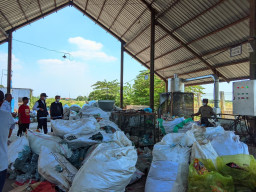 Kunjungi TPST Tambakrigadung, Pak Yes Pastikan Pengelolaan Sampah Lamongan Berjalan Optimal