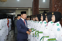 Jelang HUT Ke-81 RI, Bupati Yuhronur Efendi Resmi Mengukuhkan 76 Anggota Paskibraka Lamongan