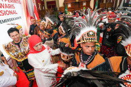 Pimpin Upacara HUT Ke-81 RI di Grahadi, Gubernur Khofifah Gelorakan Semangat Kedaulatan, Keadilan, dan Kemakmuran Bangsa