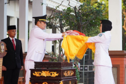 Tim Penurunan Bendera Lamongan Tuntaskan Tugas dengan Khidmat pada HUT Ke-81 RI