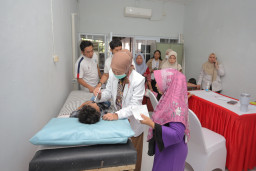 Semarakkan HUT Ke-81 RI, Pelindo Terminal Petikemas Gelar Pemeriksaan Kesehatan untuk 200 Balita dan Lansia