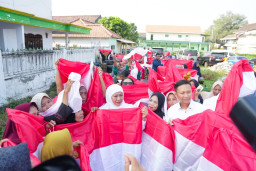 Khofifah Bagikan Ribuan Bendera Merah Putih dan Gelar Pasar Murah di Gresik Sambut HUT ke-81 RI