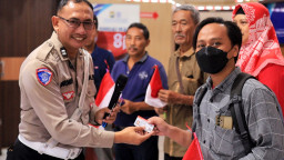 Lahir 17 Agustus, 17 Warga Gresik Dapat SIM Gratis dari Satlantas