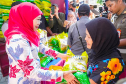 Pasar Murah Jelang HUT RI, Khofifah Dekatkan Pangan Terjangkau ke Warga Surabaya