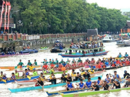Serunya Lomba Dayung di Sungai Juklanteng, Warga Sampang Adu Cepat Rebut Hadiah Rp10 Juta