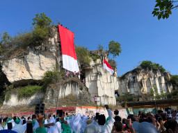 Bendera Merah Putih Raksasa 5x15 Meter Berkibar di Tebing Kapur Sekapuk Gresik